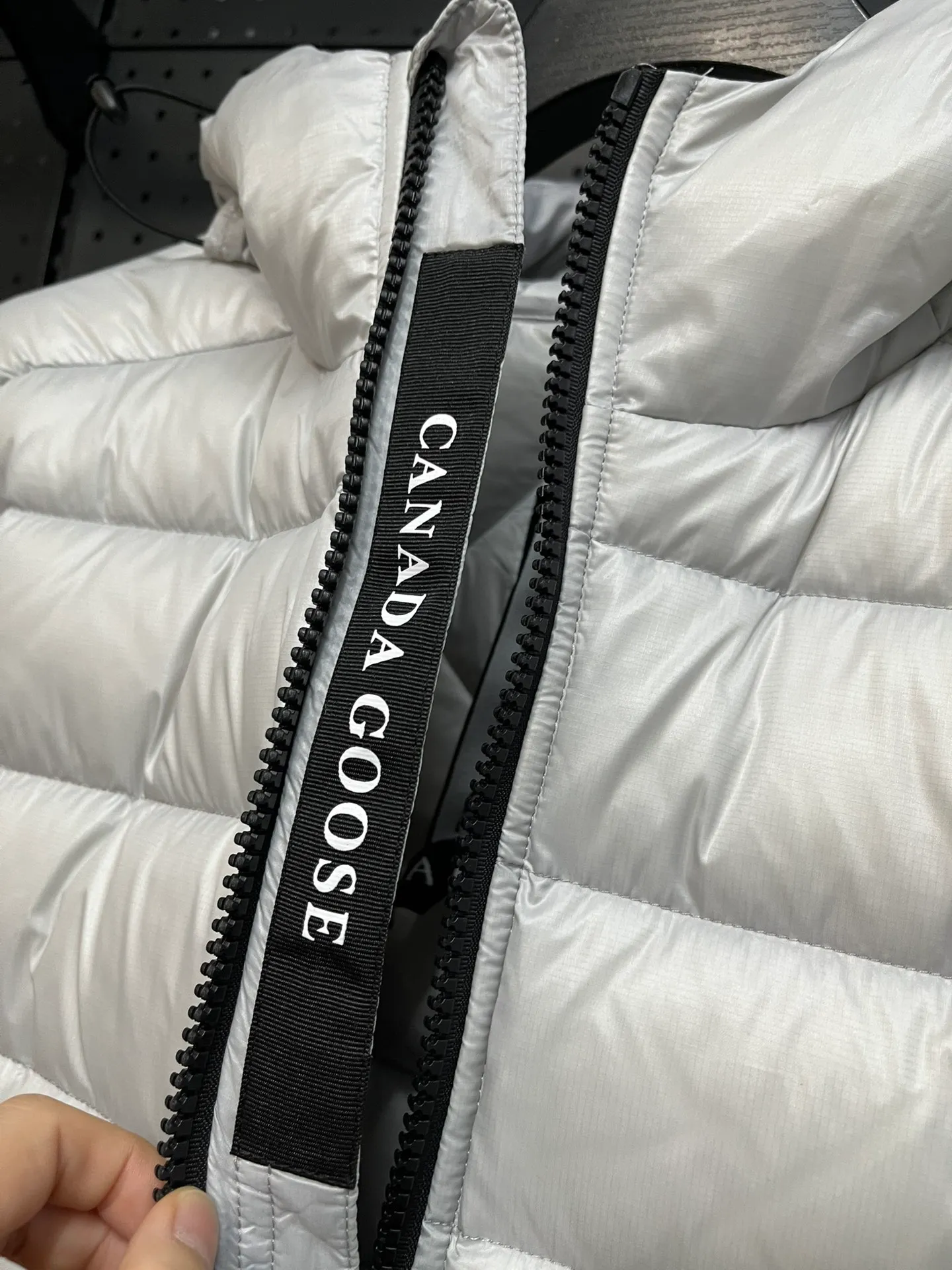 P940 Top 🔥purchase version 𝘾𝘼𝙉𝘼𝘿𝘼 𝙂𝙊𝙊𝙎𝙀/Canada Goose 2227 thin and light style. It’s super lightweight and doesn’t feel any weight on your upper body at all! Show more temperament‼  Canada Goose, a Canadian brand, has always been recognized as the warmest down jacket. Various Instagram celebrities, Internet celebrities, and celebrities often wear it for street photos. I make Canada Goose every year, but I still can’t get rid of my love for the goose. No matter how cold the winter is, there is no need to be afraid. Canada Goose is the legendary warmest down jacket and is known as a must-have for Arctic outdoor sports! The most popular down jacket in the world, celebrities are rushing to buy it, it is a must-have! Size: S-2XL Color: silver gray (red label) silver gray (black label), black (red label), black (black label), dark blue